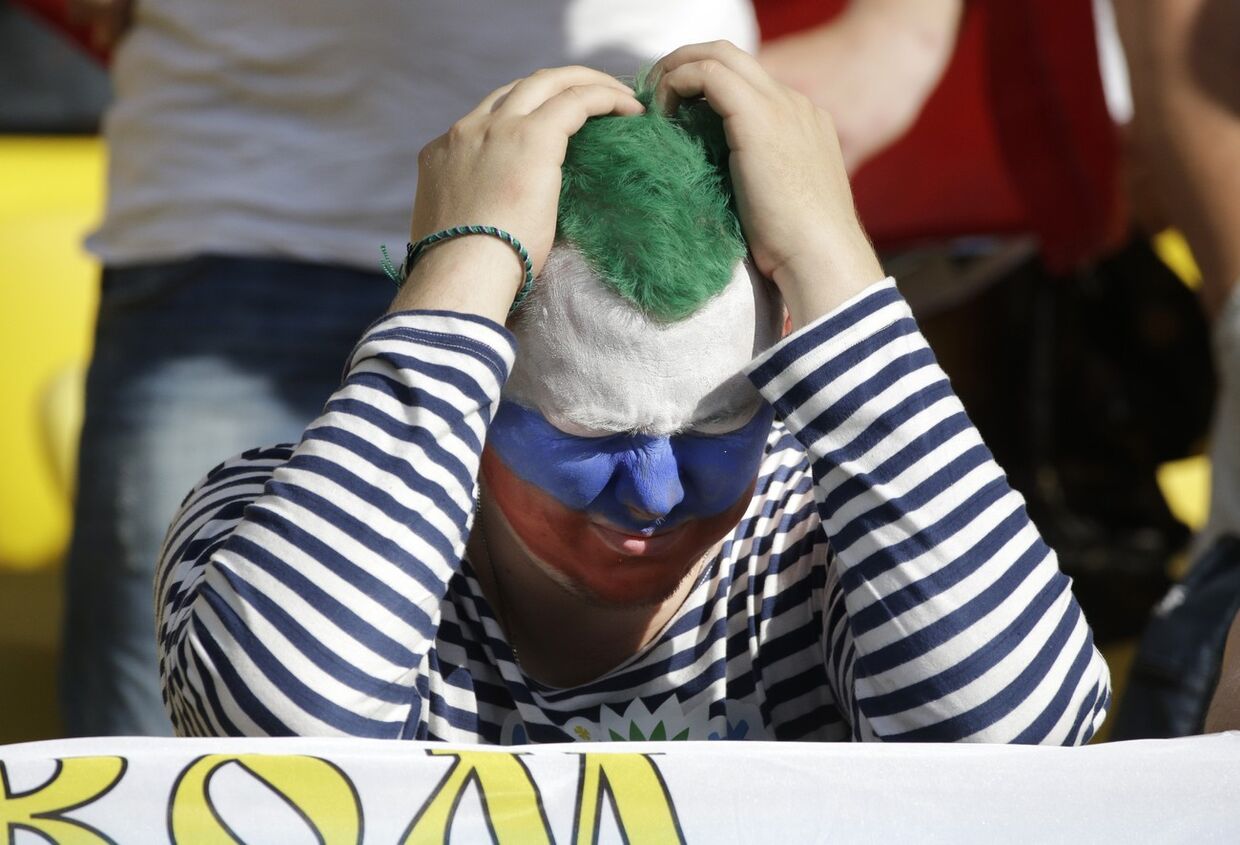 Российский болельщик смотрит матч Кубка мира между сборными Россия и Бельгии в Рио-де-Жанейро