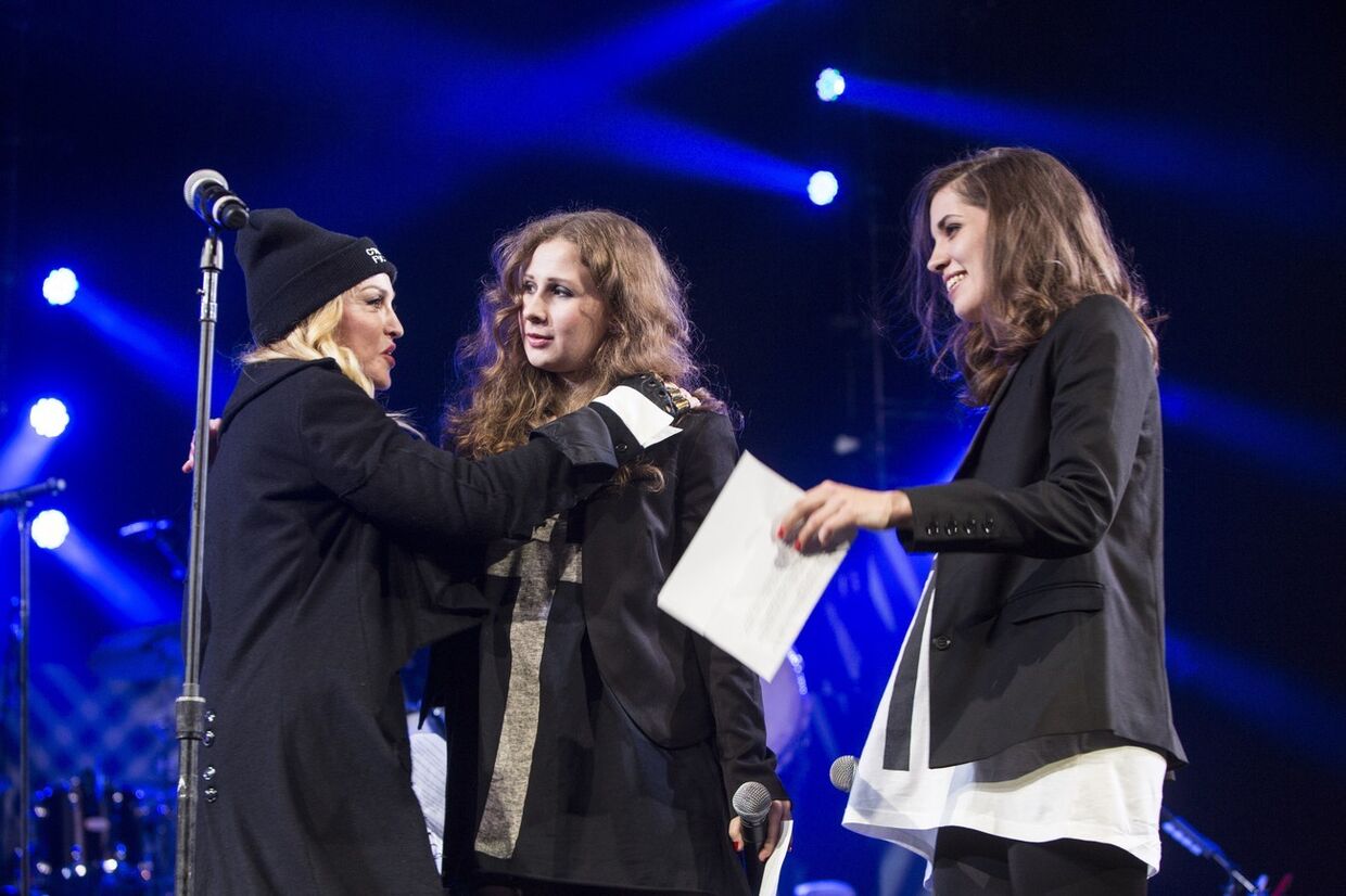 Участницы Pussy Riot Мария Алехина и Надежда Толоконникова встретились с Мадонной на концерте в Нью-Йорке