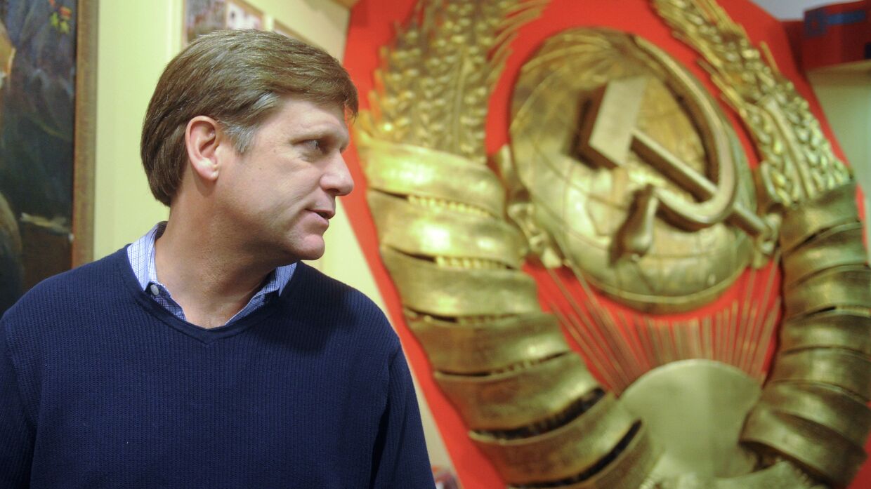 Новый посол США в России Майкл Макфол посетил музей в Москве