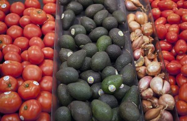 Томаты и авокадо в американском супермаркете