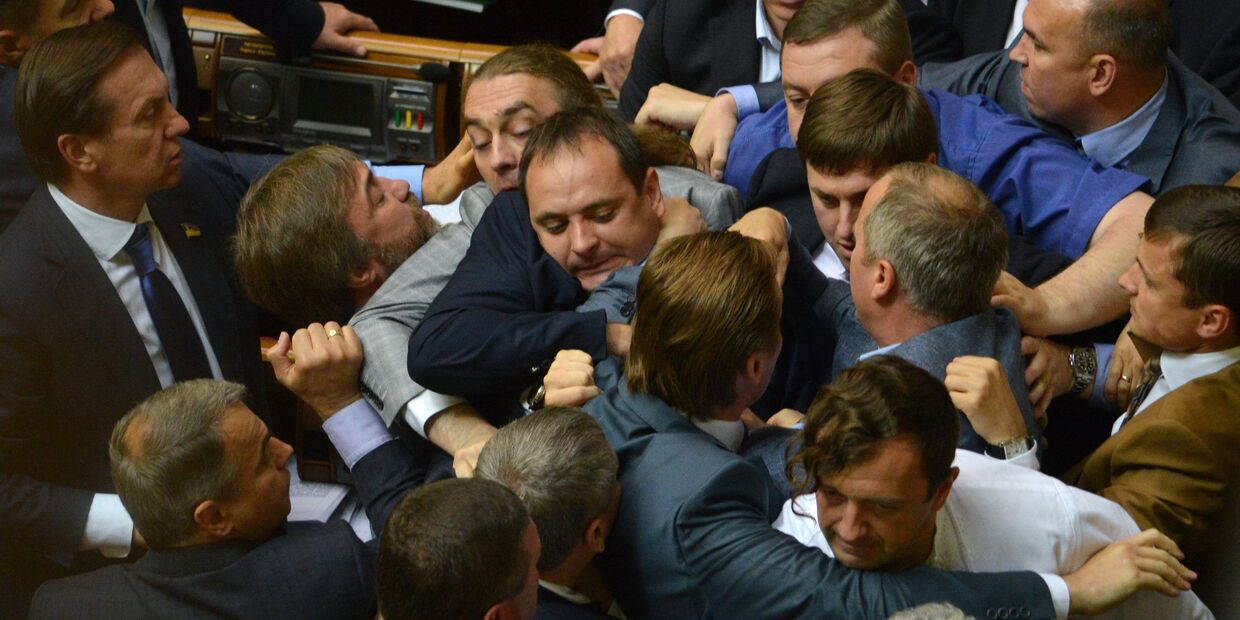 Депутаты Верховной Рады на заседании украинского парламента