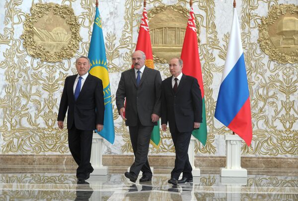 Президенты России, Белоруссии и Казахстана Владимир Путин, Александр Лукашенко и Нурсултан Назарбаев перед заседанием Высшего Евразийского экономического совета Президенты России, Белоруссии и Казахстана Владимир Путин, Александр Лукашенко и Нурсултан Назарбаев перед заседанием Высшего Евразийского экономического совета