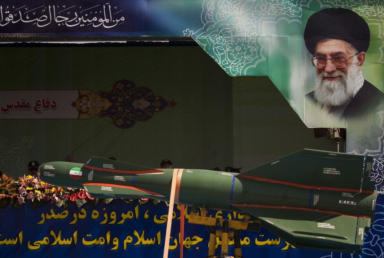 Ракета Zoobin на фоне портрета аятоллы Али Хаменеи на военном параде в Тегеране