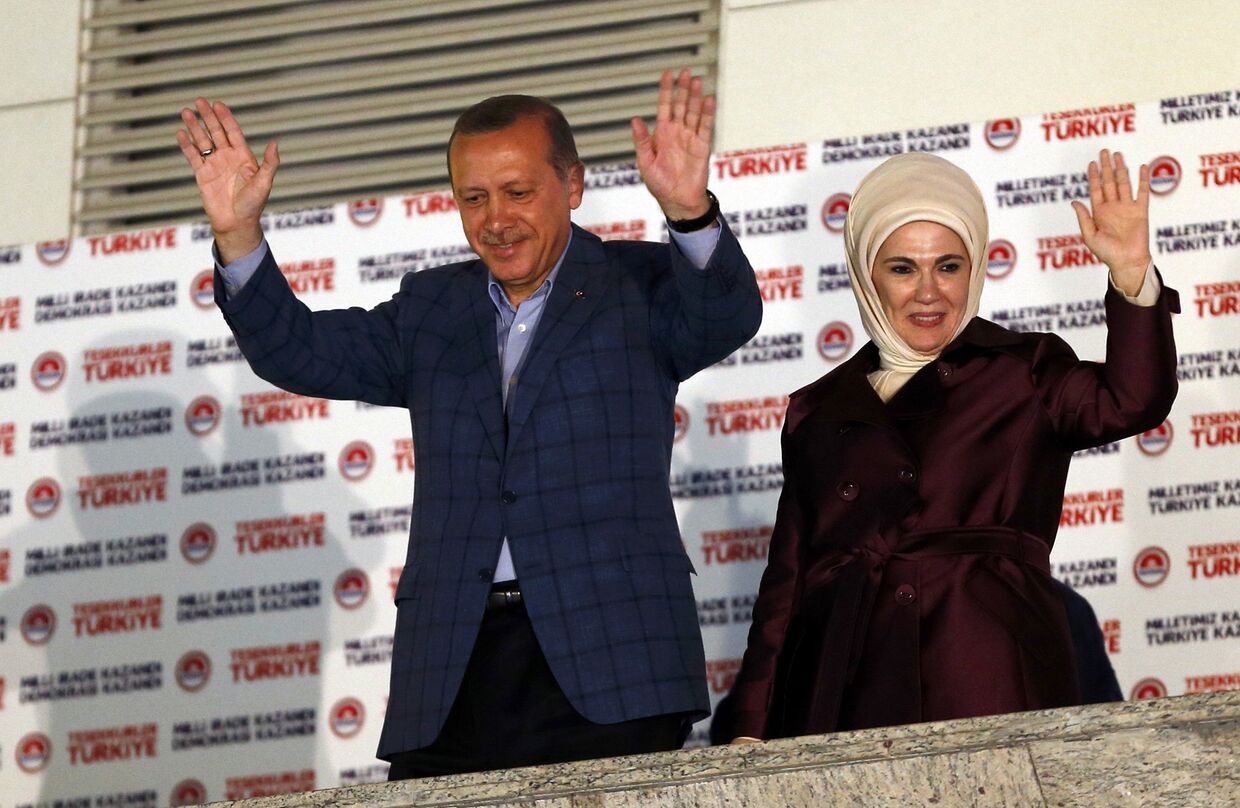 Реджеп Тайип Эрдоган приветствует сторонников после победы на президентских выборах