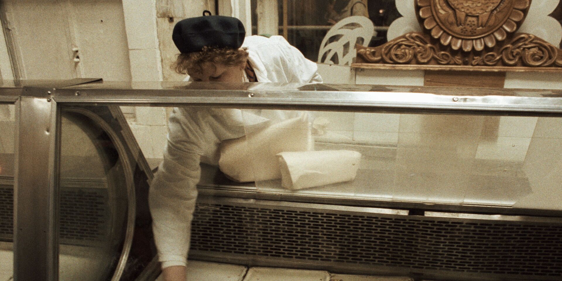 Продавщица продовольственного магазина выкладывает консервные банки на витрину - ИноСМИ, 1920, 31.12.2021