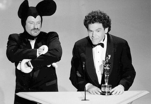 Робин Уильямс и Чарльз Фляйшер награждают Ричарда Уильямса за анимационный фильм «Кто подставил кролика Роджера»