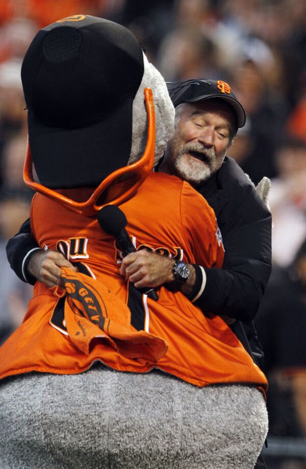 Робин Уильямс обнимает маскота команды San Francisco Giants 