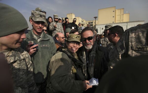 Робин Уильямс с американскими солдатами в Кабуле