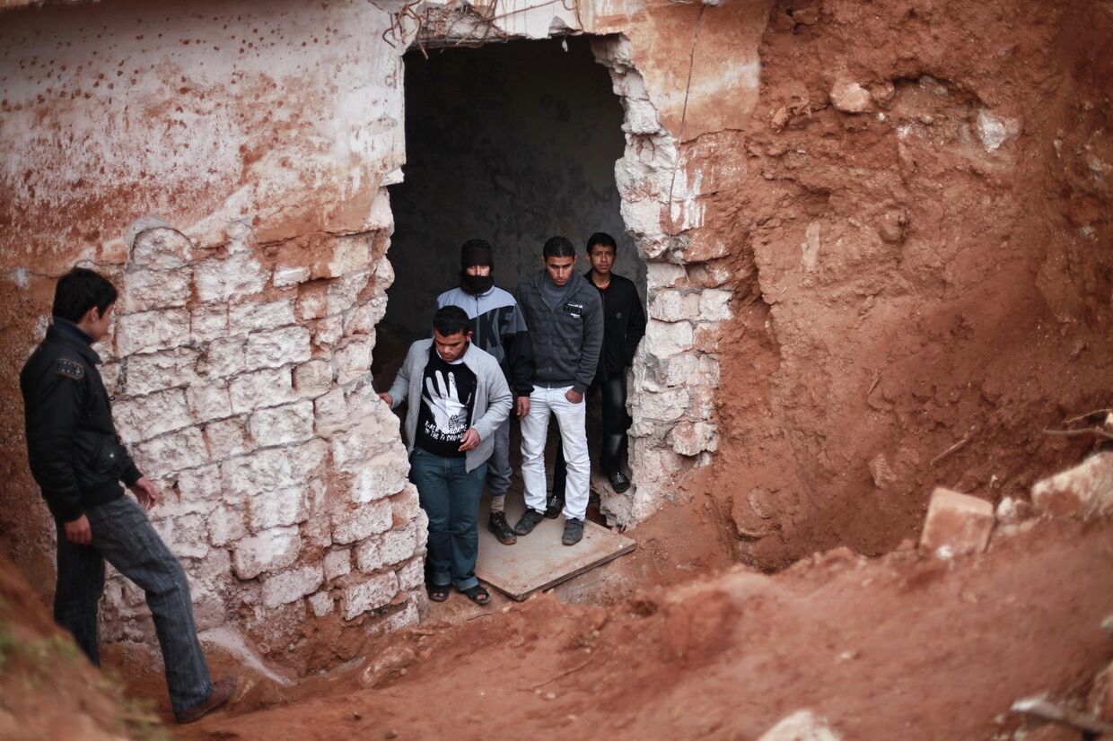 Местные жители в подземном бункере военной базы в Ливии