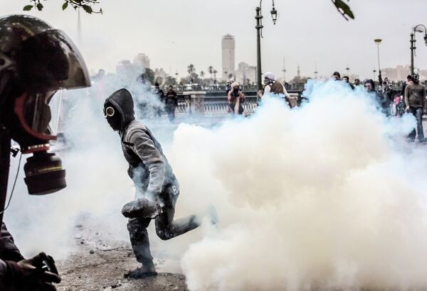 Столкновения участников акций протеста с полицией возле площади Тахрир в Каире