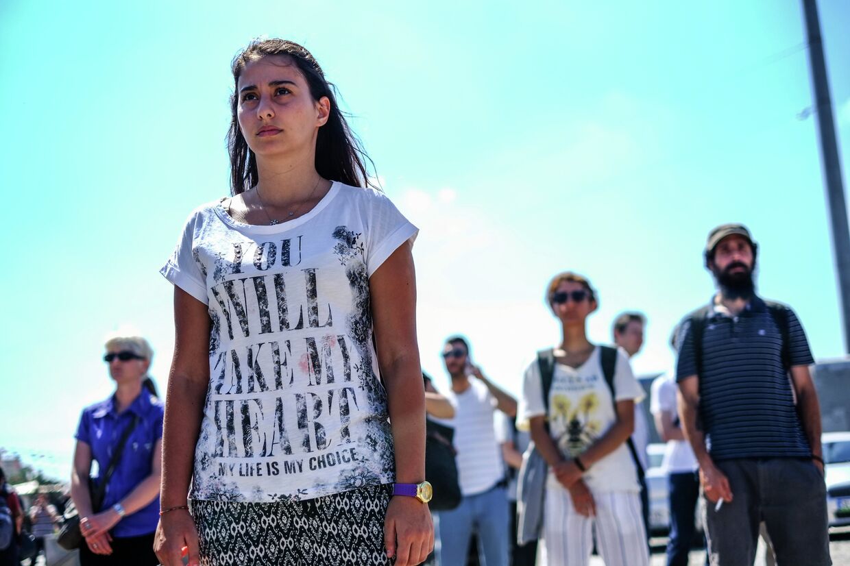 Девушка во время массовых протестов в Стамбуле