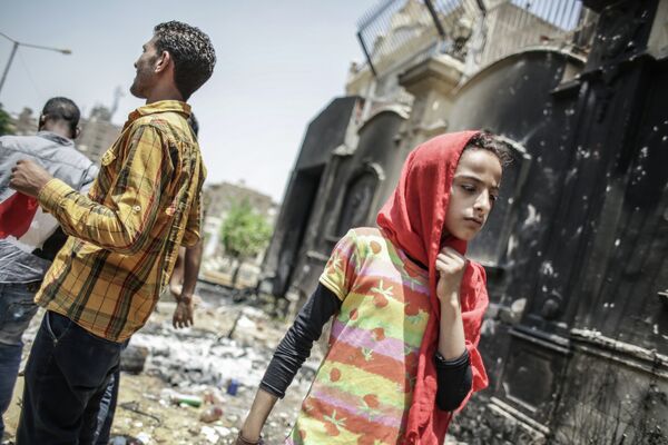 Девушка на фоне разгромленного офиса Братьев-мусульман в Каире