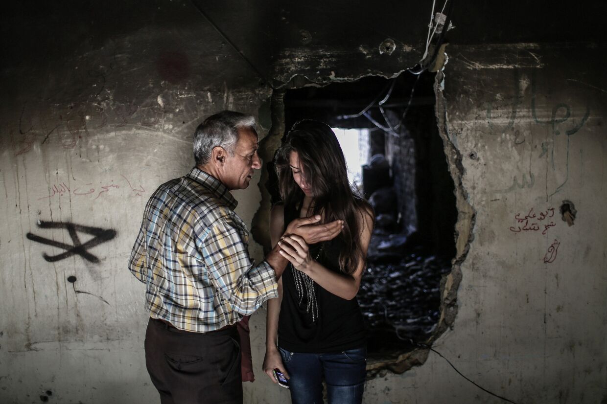 Сирийцы-христиане отец и дочь осматривают свой дом в центре Хомса