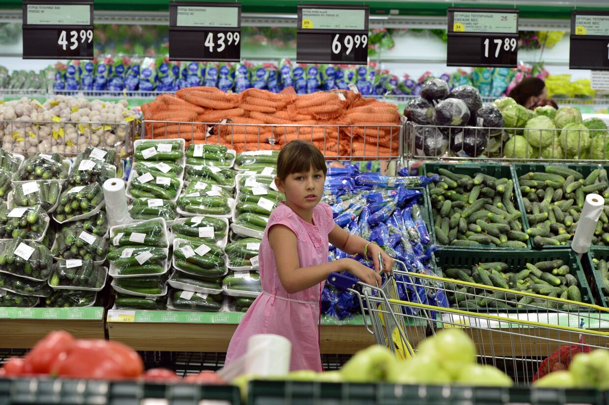 Девочка в овощном отделе гипермаркета Лента в Новосибирске