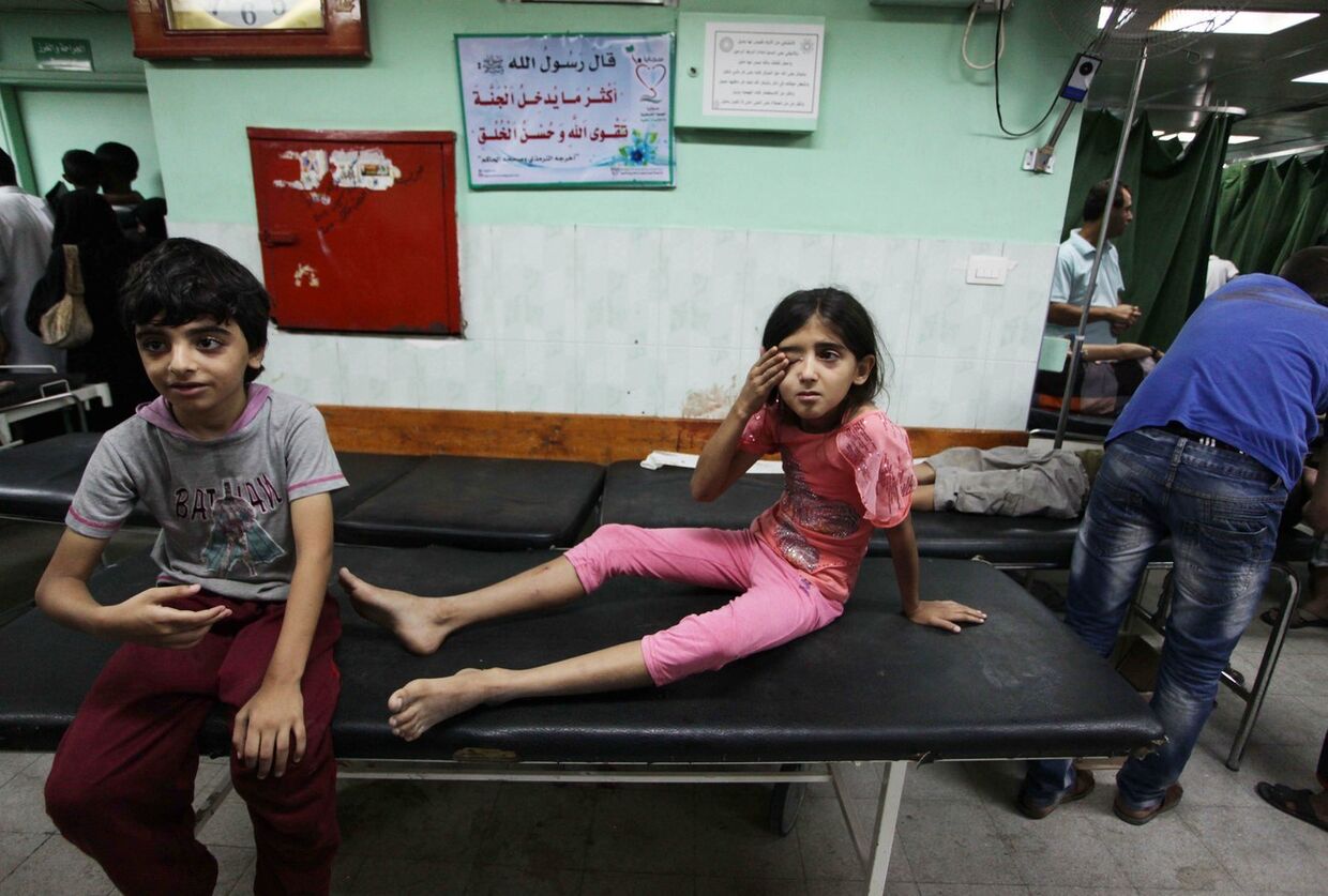 Палестинские дети, пострадавшие во время бомбардировки школы ООН в секторе Газа