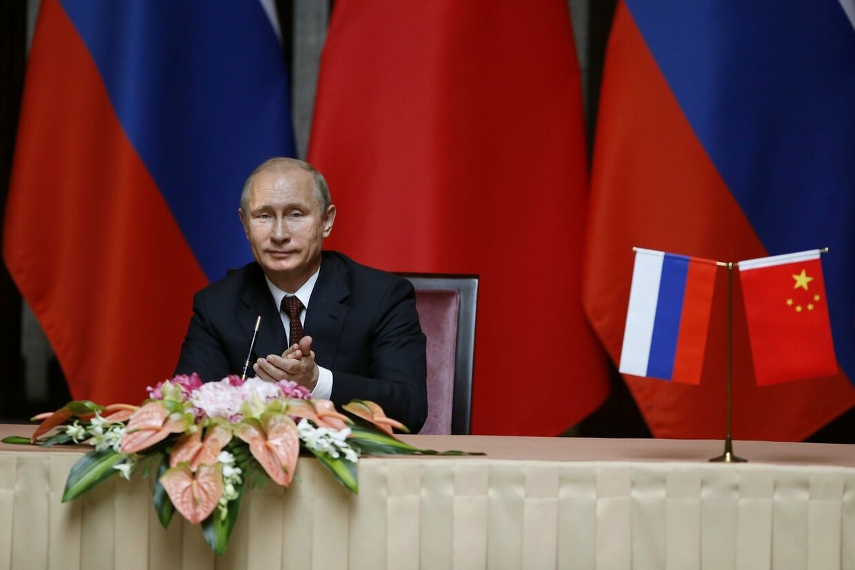 Владимир Путин после подписания соглашения с председателем КНР Си Цзыньпином