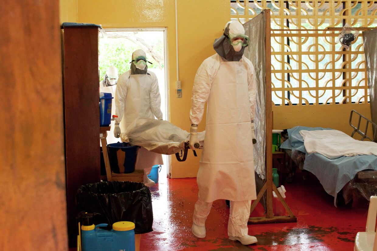 Доктора несут больного зараженного вирусом Эбола в больнице