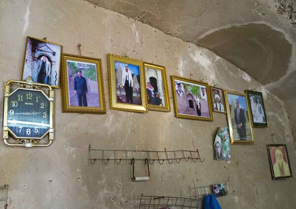 Фотографии езидов в храмовом комплексе Лалеш в Курдистане