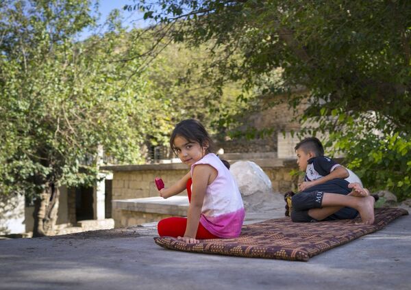 Дети в храмовом комплексе Лалеш в Курдистане