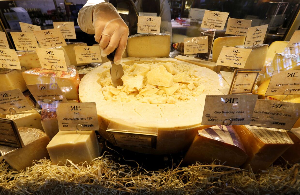 Сыр в одном из магазинов Санкт-Петербурга