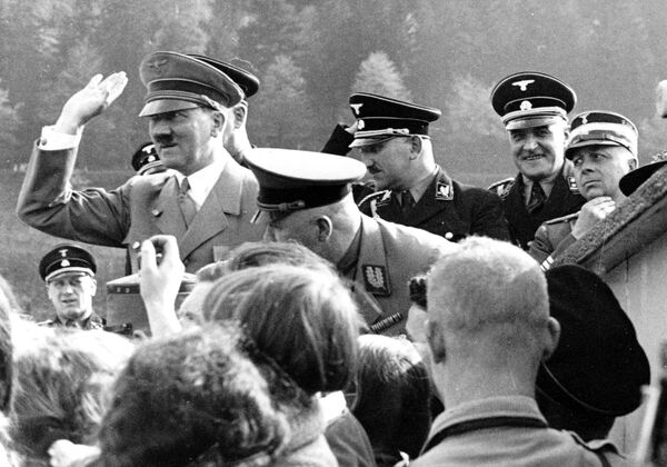 Адольф Гитлер приветствует сторонников