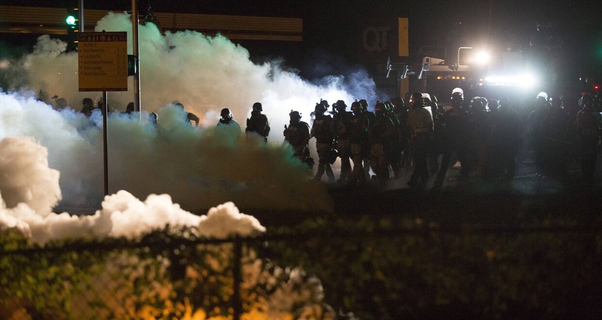 Столкновения протестующих с полицией в Фергюсоне