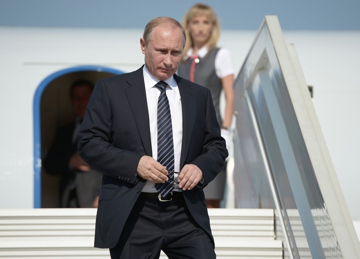 Президент РФ Владимир Путин, прибывший с рабочей поездкой в Крымский федеральный округ, спускается по трапу самолета на аэродроме Бельбек