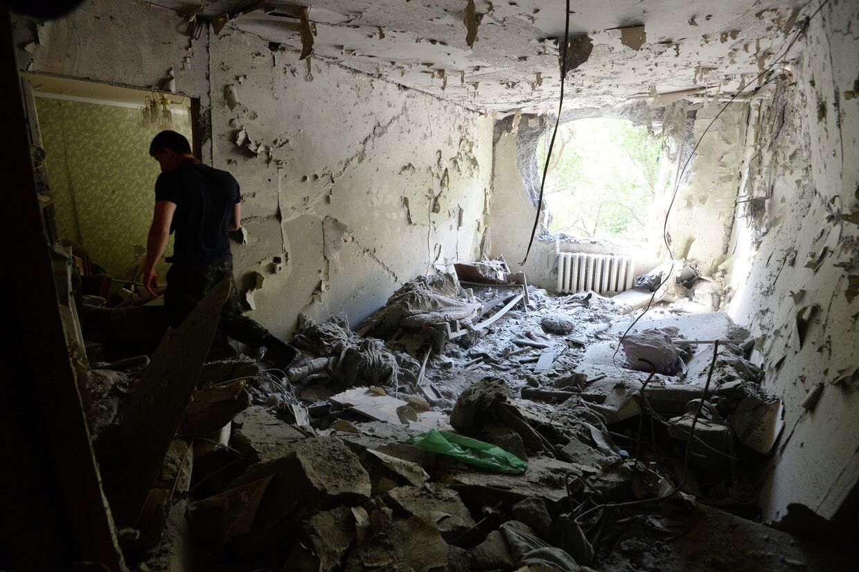 Мужчина в своей квартире одного из домов Донецка