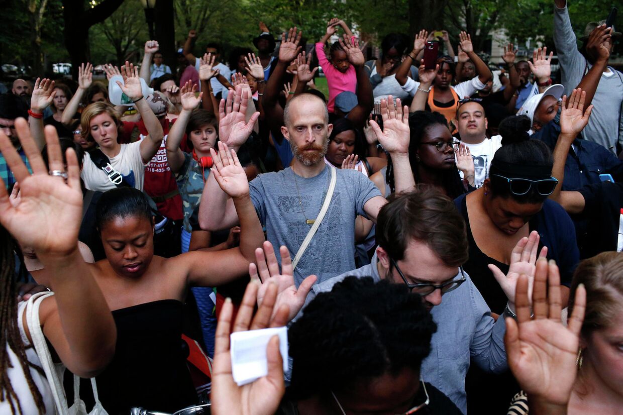 Акция протеста в Нью-Йорке после убийства полицейским темнокожего подростка в городе Фергюсон (штат Миссури)