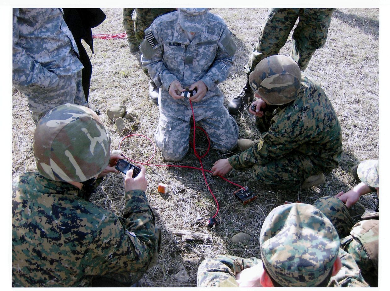 Американские инструкторы проводят практические занятия с грузинскими военными по установке мин-ловушек