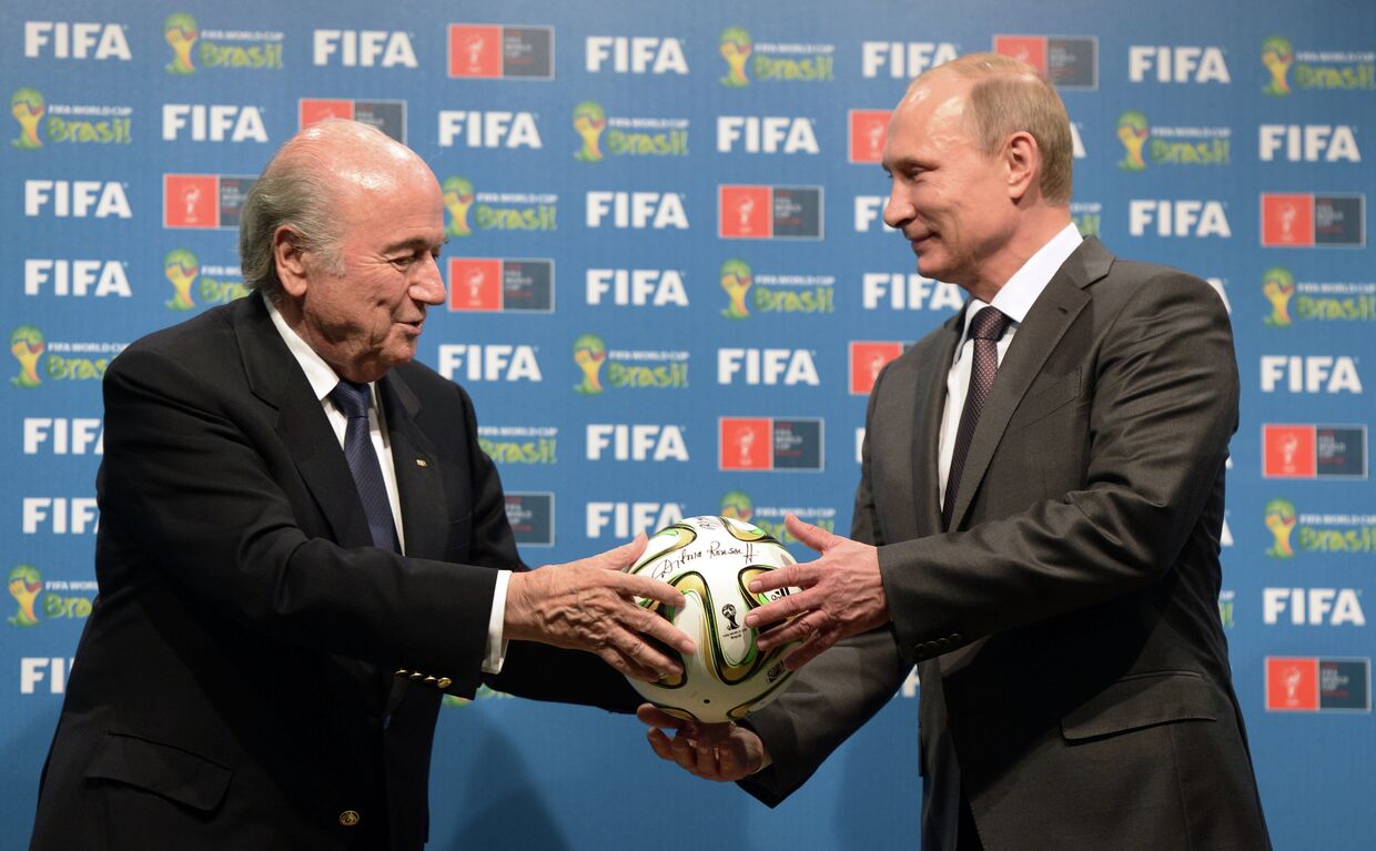 Президент России Владимир Путин (справа) и президент Международной федерации футбола (ФИФА) Йозеф Блаттер