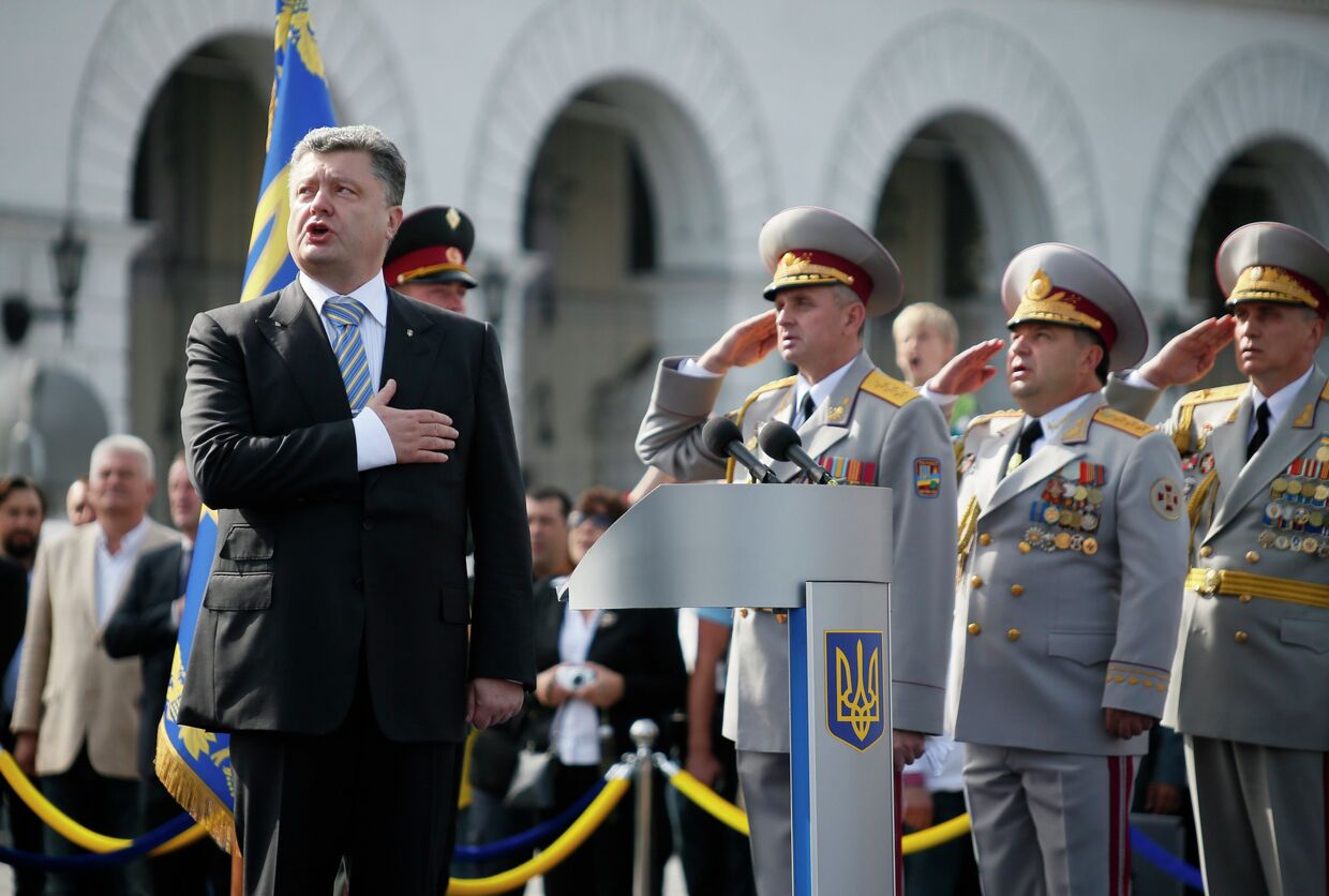 Президент Украины Петр Порошенко во время парада в честь Дня Независимости 24 августа 2014 г