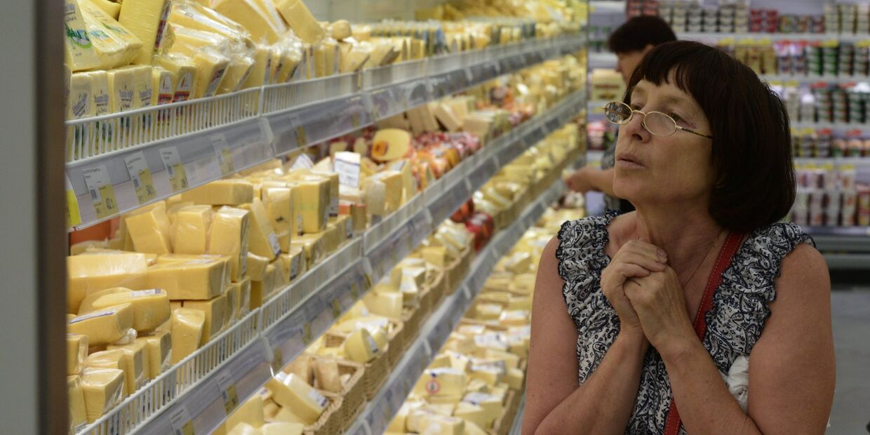 Женщина у прилавка с сырами в гипермаркете Лента в Новосибирске