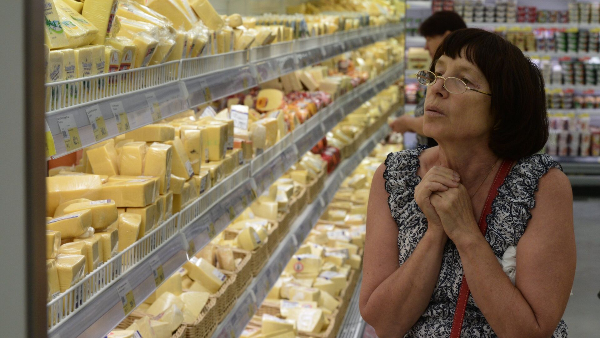 Женщина у прилавка с сырами в гипермаркете Лента в Новосибирске - ИноСМИ, 1920, 03.10.2023
