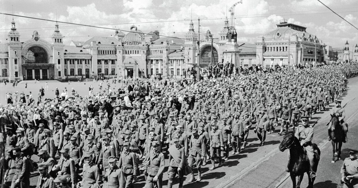 Колонна пленных немцев перед Белорусским вокзалом в Москве