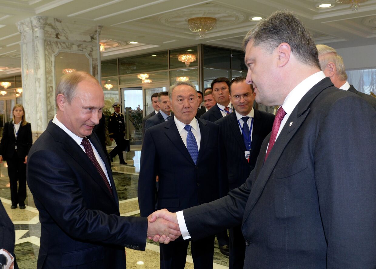 Владимир Путин и Петр Порошенко на встрече в Минске