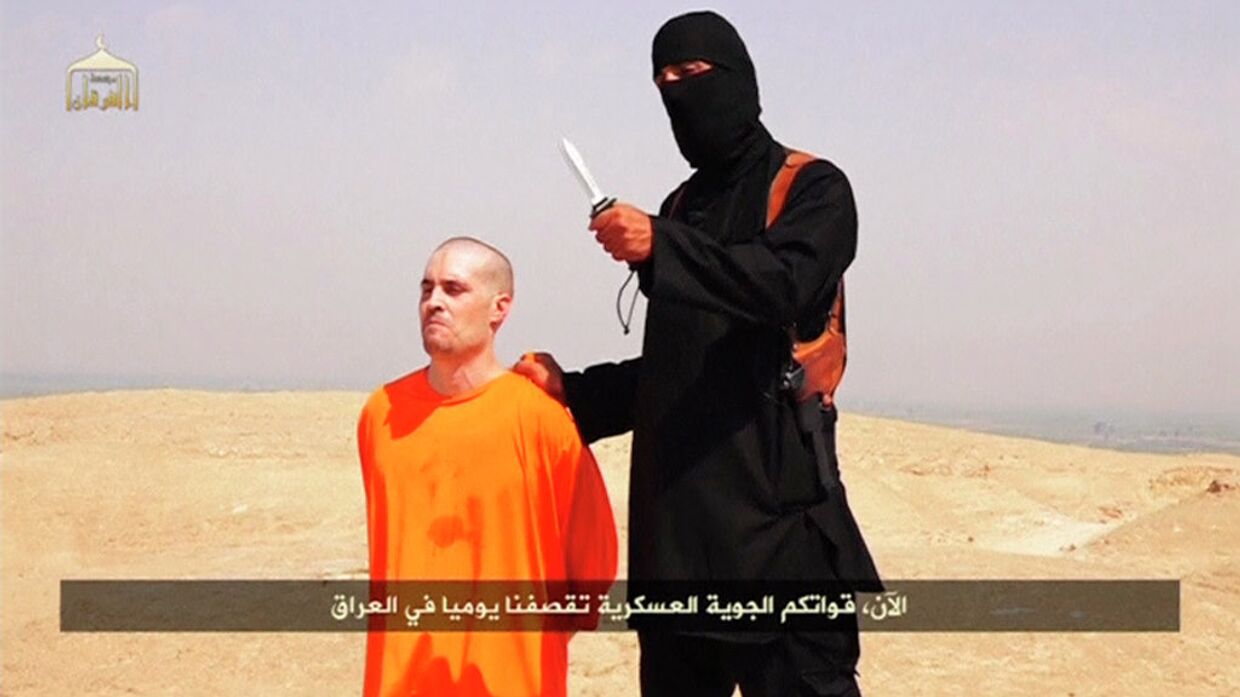 Кадр из видео, на котором боевик-исламист якобы обезглавливает предположительно американского журналиста Джеймса Фоли