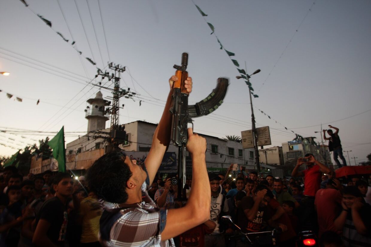 Палестинцы празднуют после заключения договора с Израилем о прекращении огня
