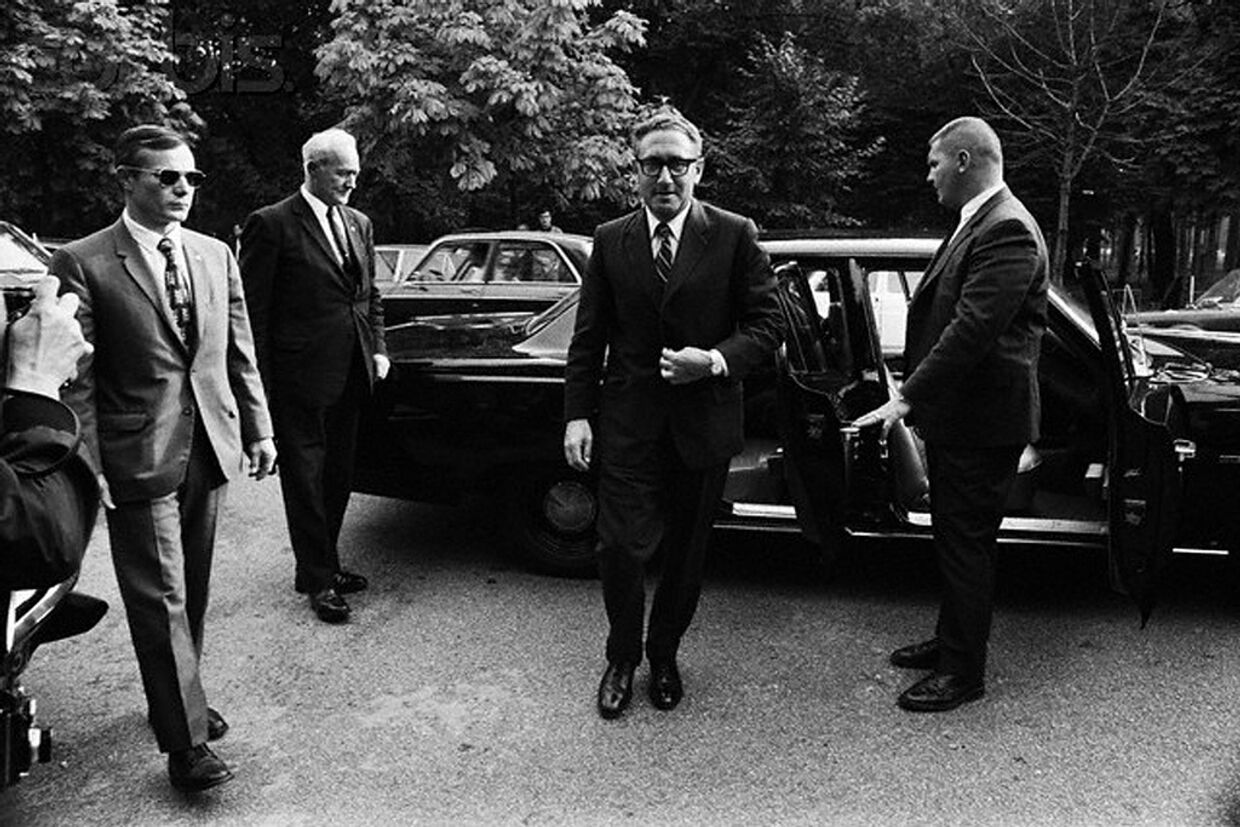 Генри Киссинджер в Париже на встрече по вопросу Вьетнамской войны 1970 год