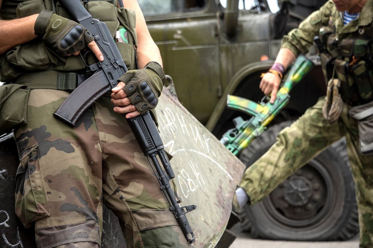Пророссийские ополченцы в Донецке