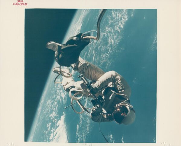 Эдвард Уайт в открытом космосе, фотография Джеймса Макдивитта, командира экипажа корабля «Джемини-4» 