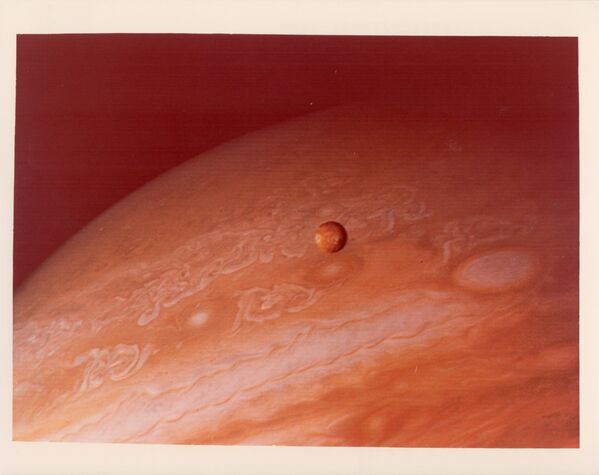 Фотография Юпитера и его спутника Ио, сделанная зондом «Вояджер-2»