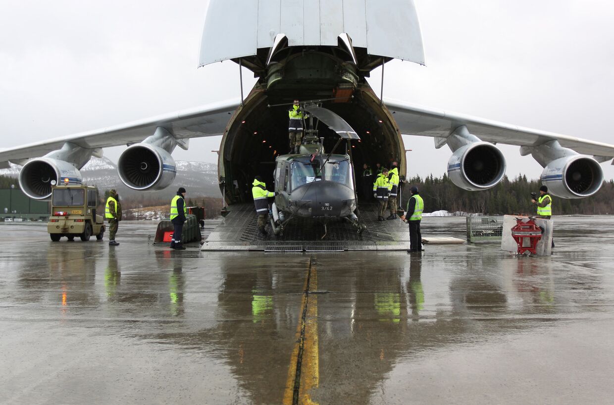 Разгрузка самолета на учениях НАТО, аэродром Харстад-Нарвик, Норвегия