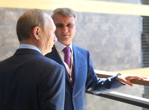 Владимир Путин и глава Сбербанка Герман Греф в строящемся отеле в Ялте
