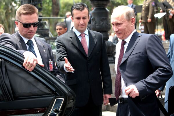 Владимир Путин садится в автомобиль