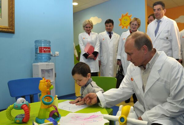 В.Путин посетил госпиталь Мать и Дитя в Подмосковье