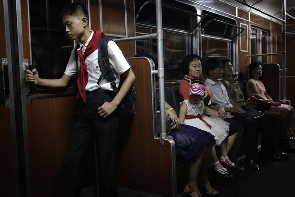 Школьник едет в метро в Пхеньяне