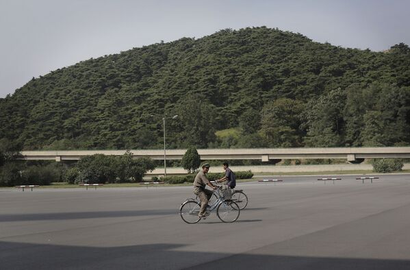 Жители Пхеньяна едут на работу