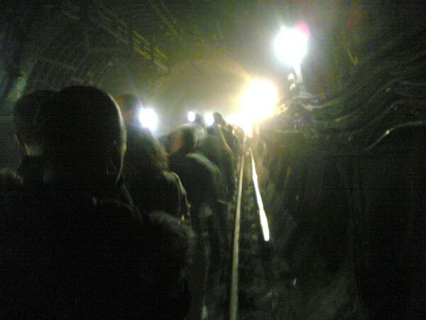 Эвакуация пассажиров со станции Кингс-Кросс после взрыва в метро