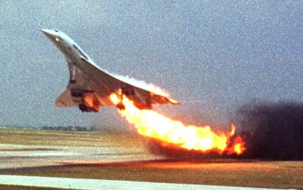 «Конкорд» компании Air France, следующий рейсом 490, взлетает с горящим двигателем из парижского аэропорта Шарля де Голля 25 июля 2000 года
